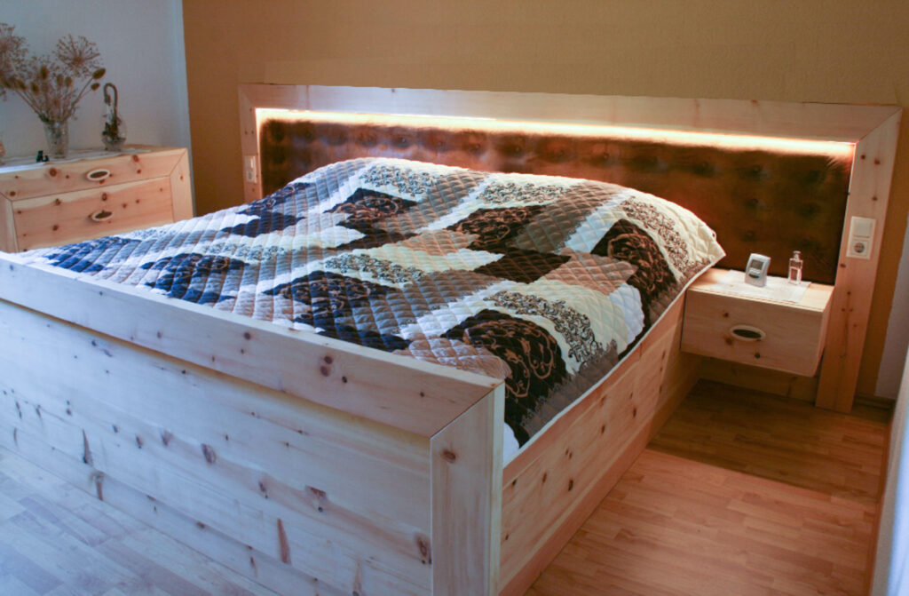 Schlafzimmer Zirbenholz individuell Bett