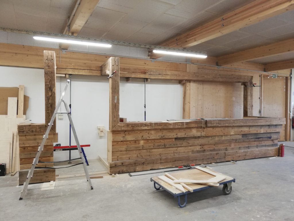 Ein Blick in die Werkstatt Massivholz Design - Bar mit Altholz entsteht